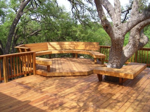 having-tall-trees-behind-your-backyard-make-it-as-a-decoration-of-your-deck-backyard-700x525