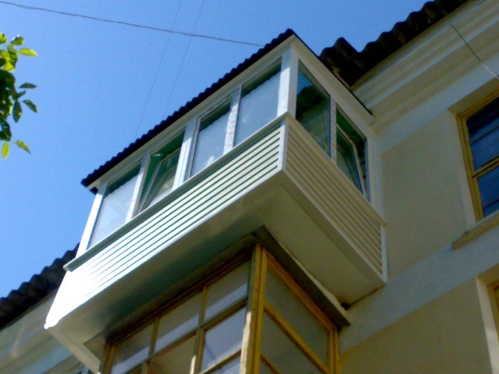 Встроенный шкафчик на балконе в Хрущевке. Отделка дерево