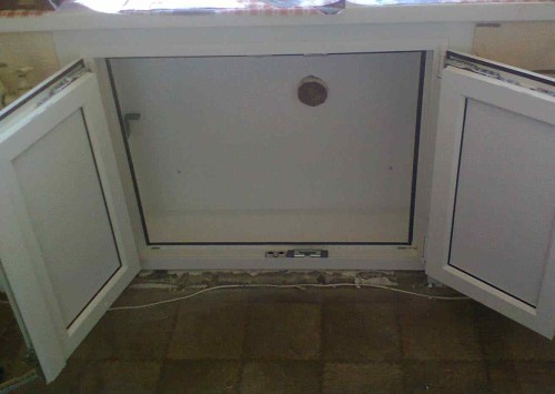 Хрущёвский холодильник под окном на кухне