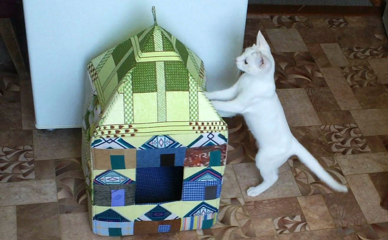 Домик для кота своими руками из коробки и футболки пошагово