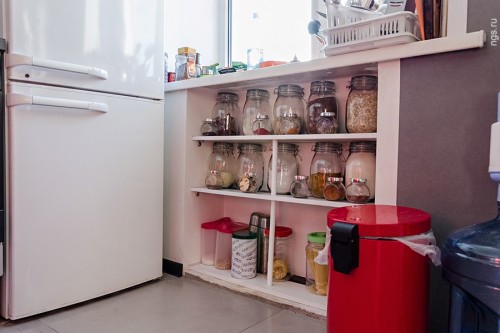 Хрущевский холодильник: как использовать пространство под окном кухни в малогабаритной квартире