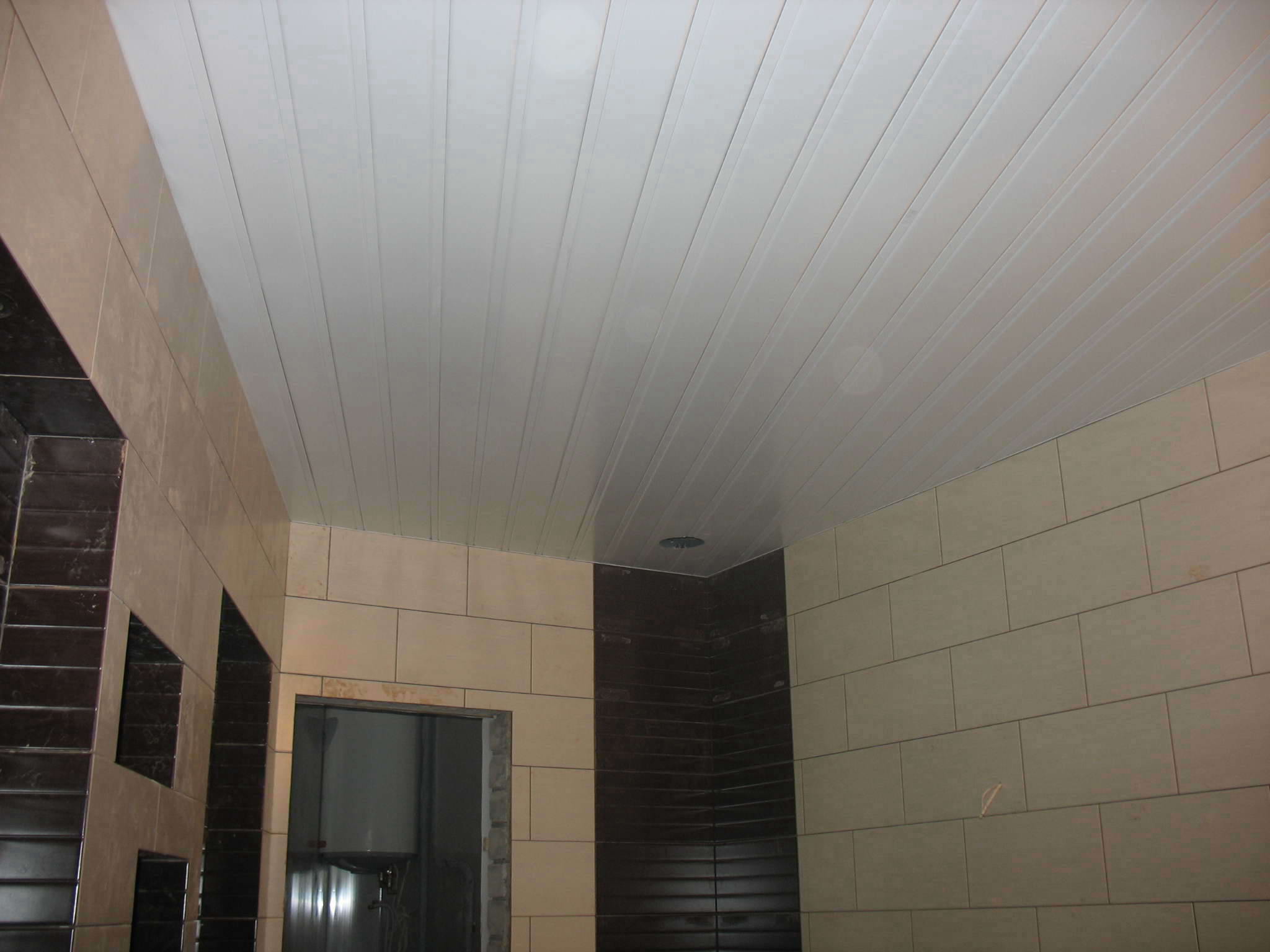 Потолок пвх в комнате. Реечный потолок Цесал. Софиты для реечного потолка. Подвесной потолок пластиковый. Потолок из панелей ПВХ.