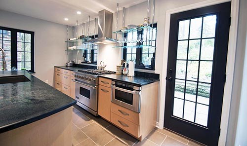 Contemporary-Kitchen-with-hanging-glass-shelves1